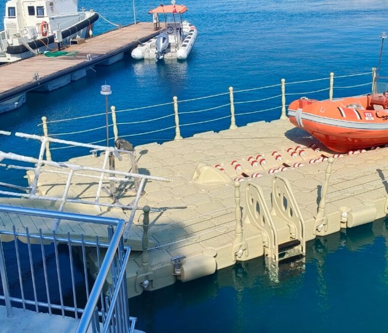 park edilmiş sahil güvenlik botu