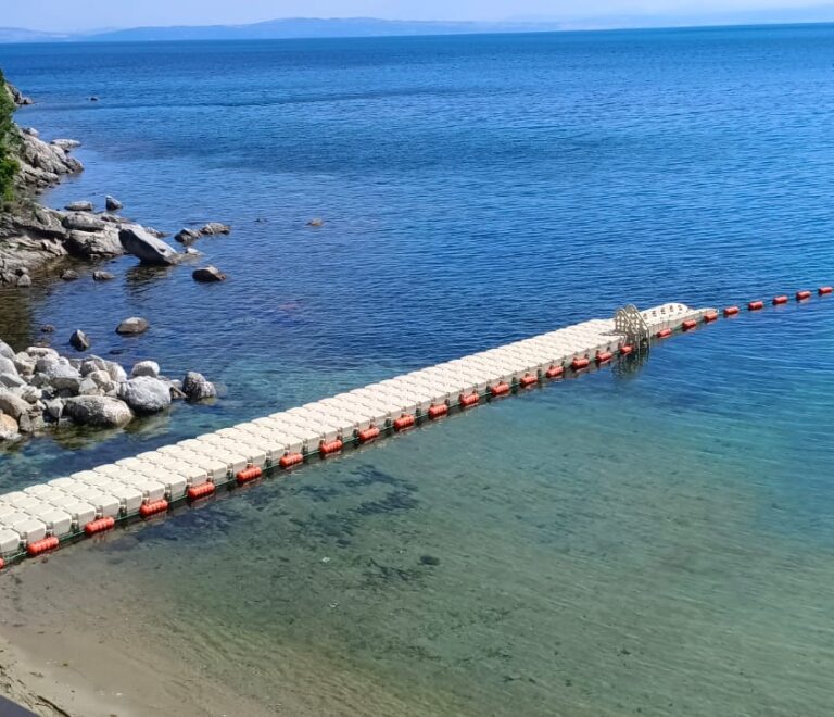 sınır hizasında merdivenli yüzer duba iskele