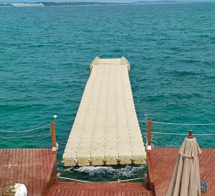 tahta ve yüzer iskele